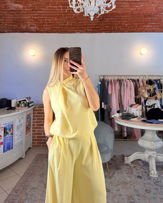 Top smanicato in tessuto fluido