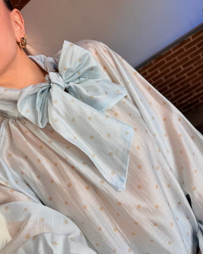 Camicia a pois con fiocco