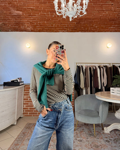 Jeans con chiusura asimmetrica