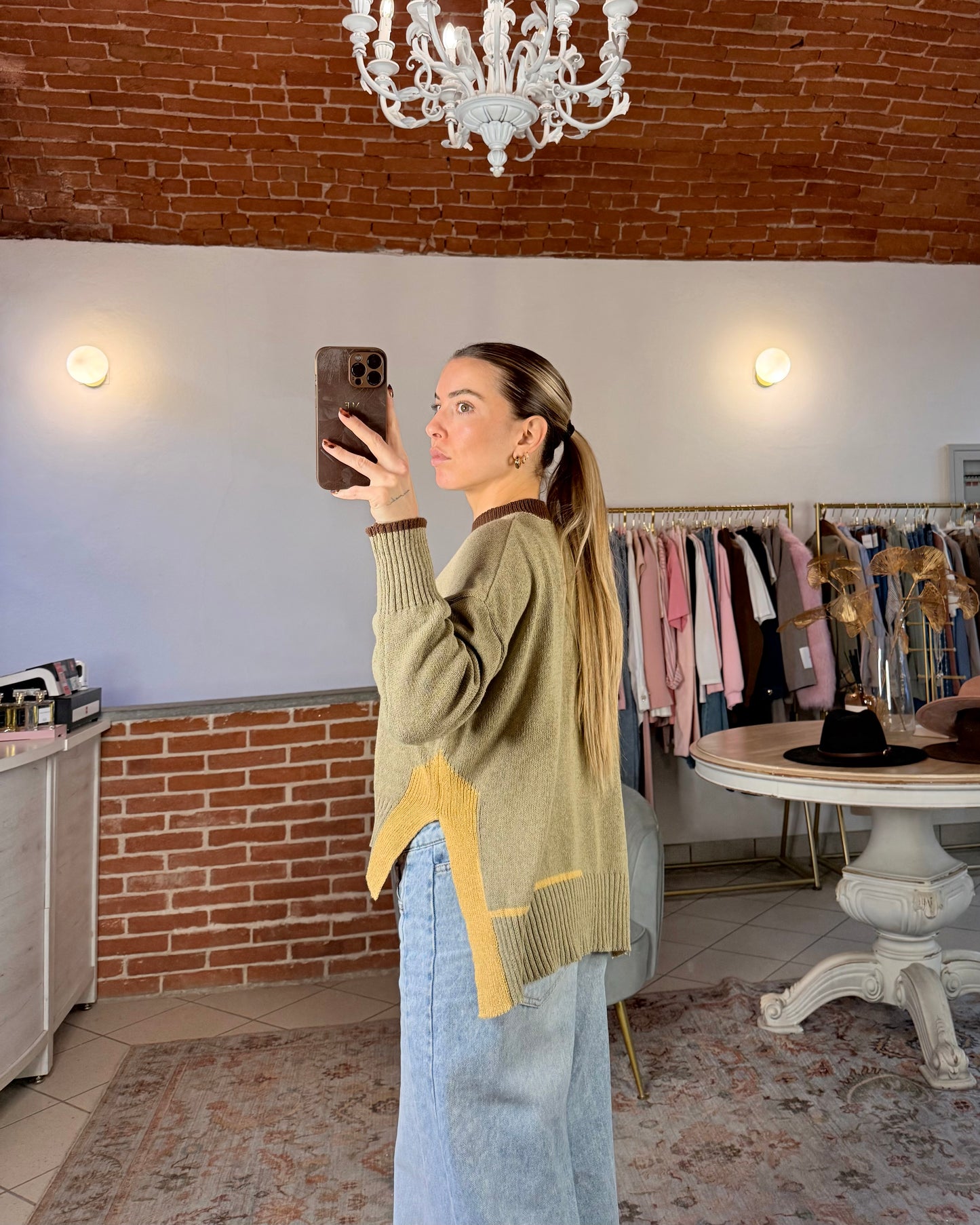 Maglioncino in cotone con spacchi