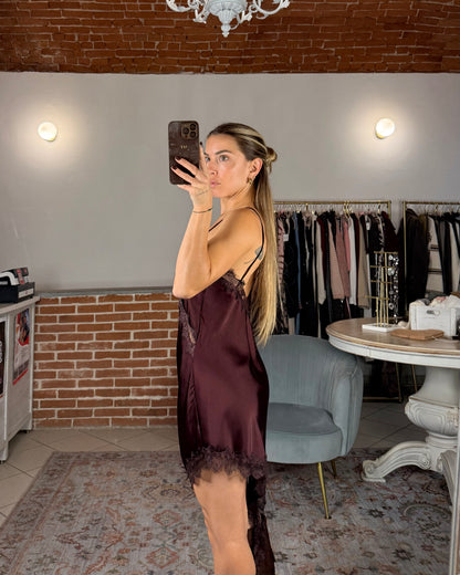 Robe en satin et dentelle avec fente