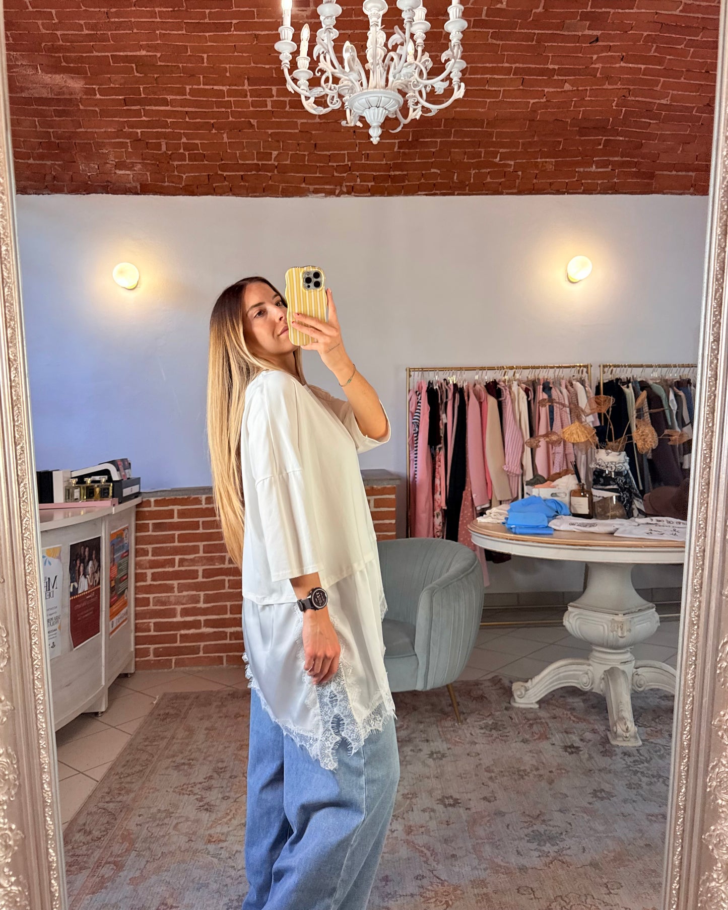 T-shirt oversize con inserto di raso e pizzo