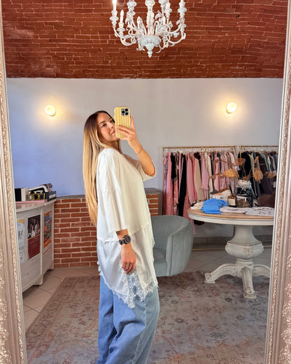 T-shirt oversize con inserto di raso e pizzo