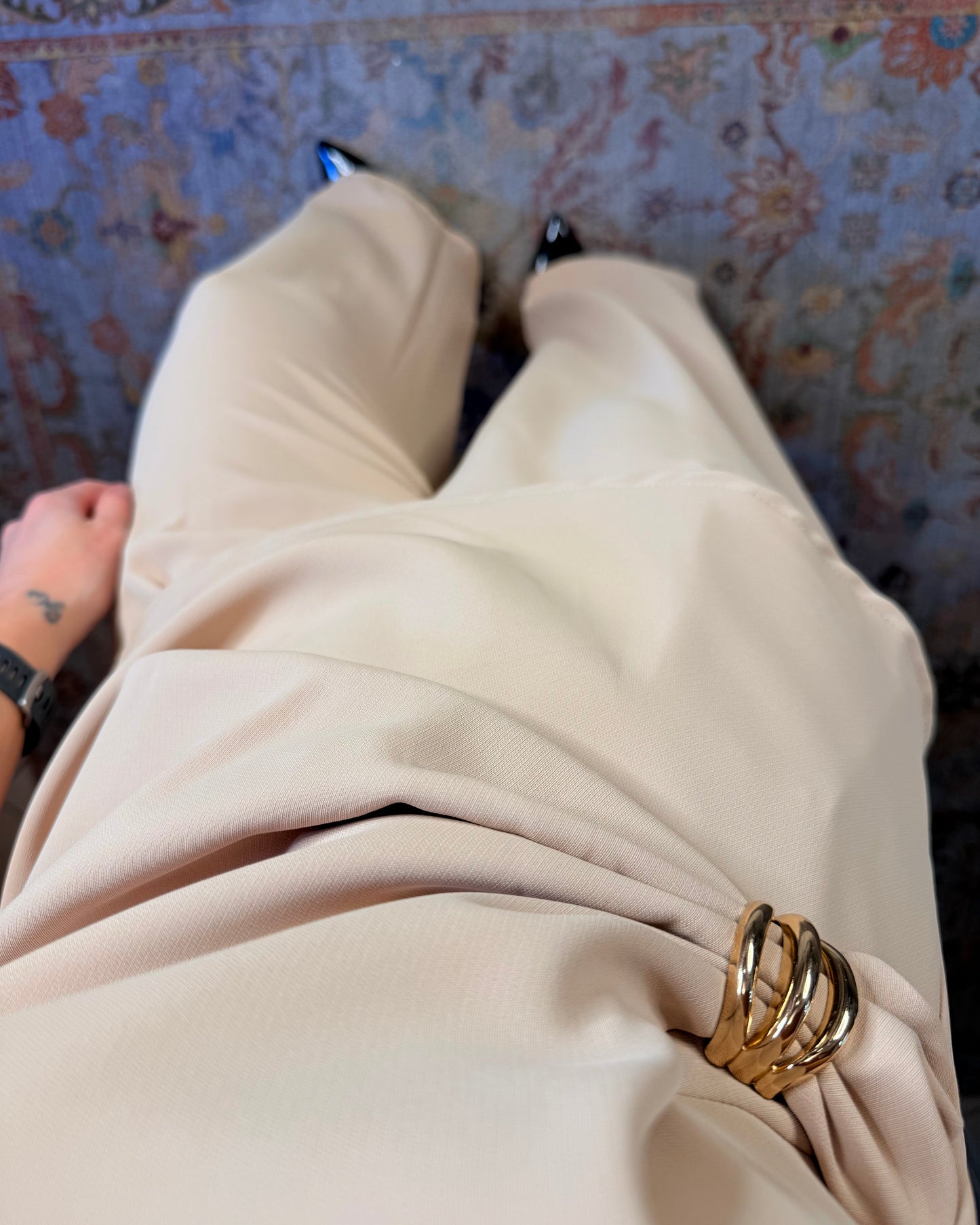 Blusa con fibbia gioiello